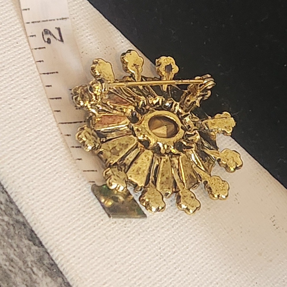 Vintage Emerald Green Sunburst Brooch Gold Tone Rhinestone Starburst Pin 1.5" - Picture 6 of 10